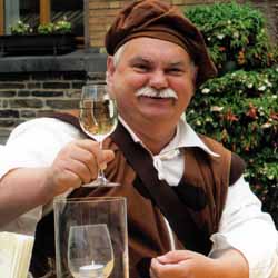 Stadtf�hrung in Zell Mosel mit dem Riwigm�nnchen